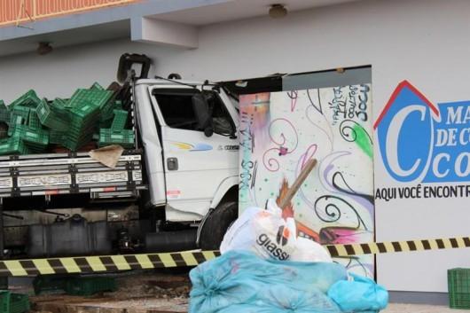 Caminhoneiro perde o controle do veículo e colide em loja de materiais de construção na BR-101