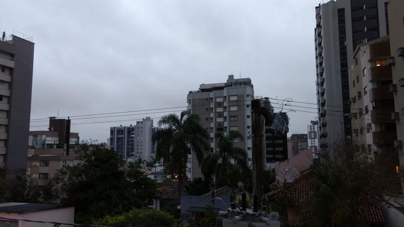 Nuvens e frio abrindo a semana gelada na região