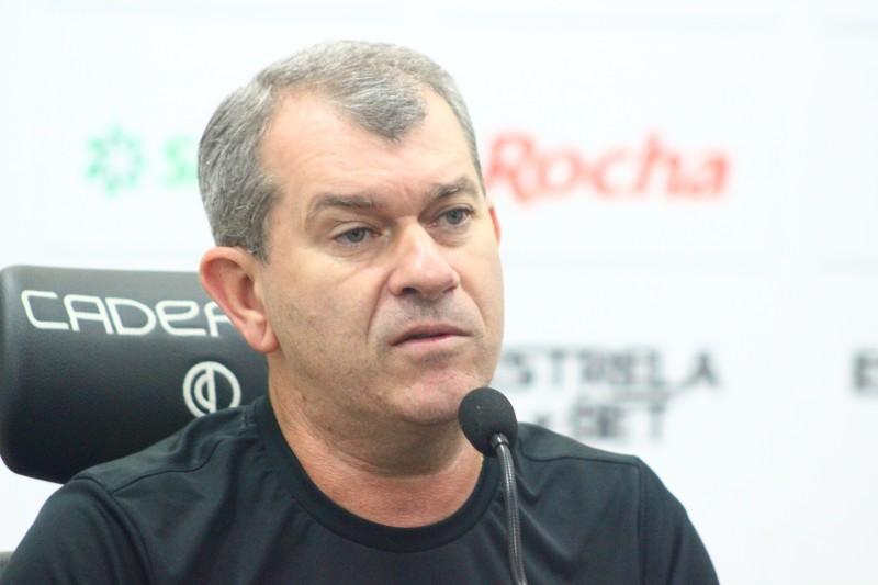 ‘Nunca chegou nada’, afirma Alex Brasil sobre propostas para técnico Cláudio Tencati