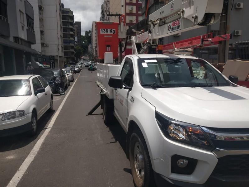 Curto-circuito provoca estouro em transformador no Centro de Criciúma