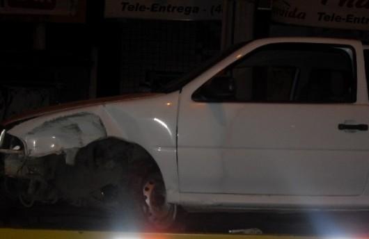Carro capota e motorista foge do local 