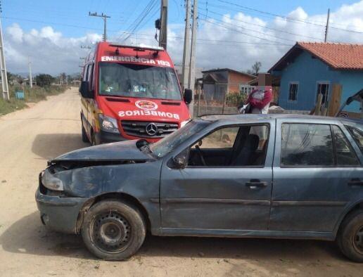 Motorista é socorrido pelo Corpo de Bombeiros após capotar veículo em Imbituba 
