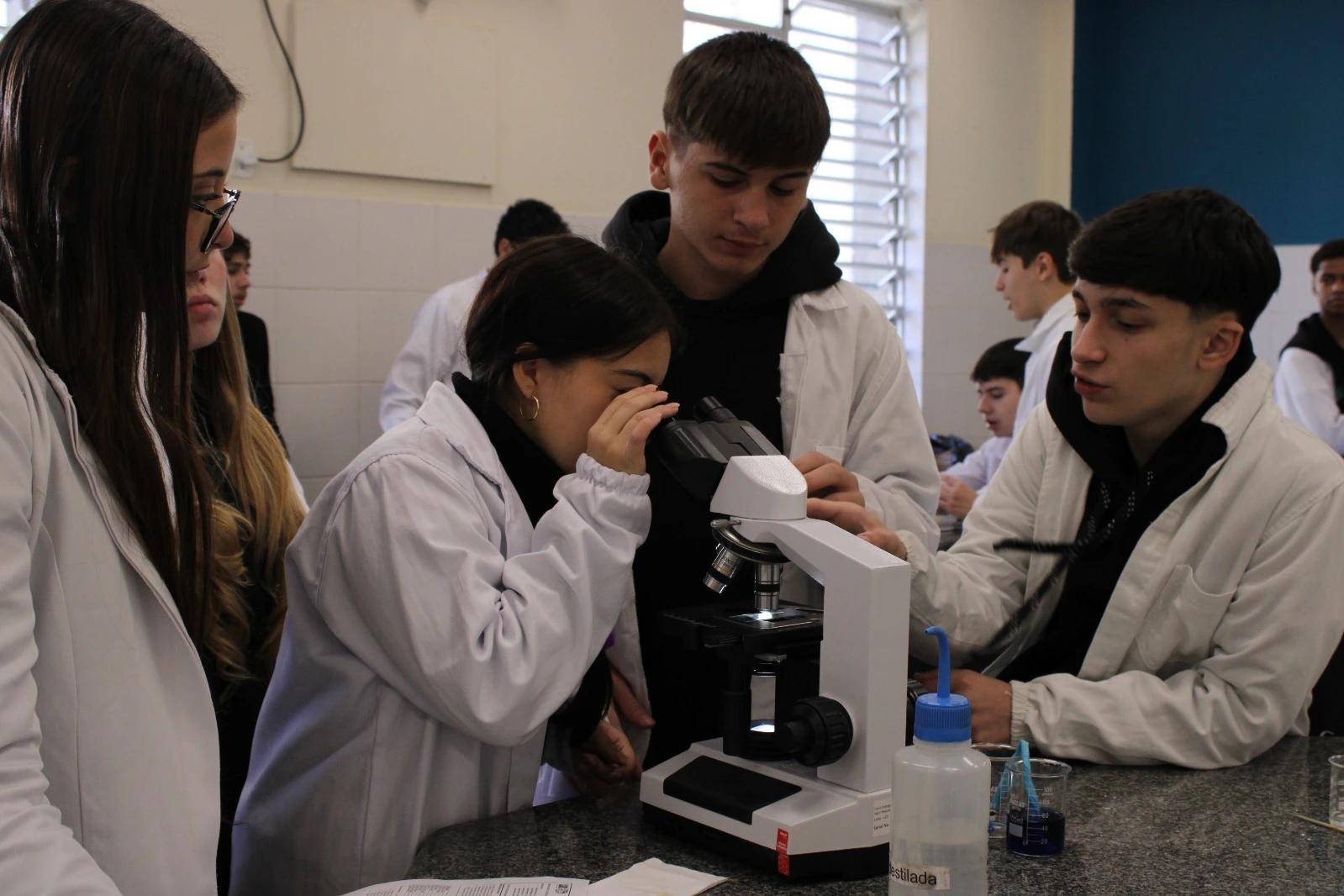 Experimentos práticos consolidam aprendizados científicos de alunos do Colégio Satc