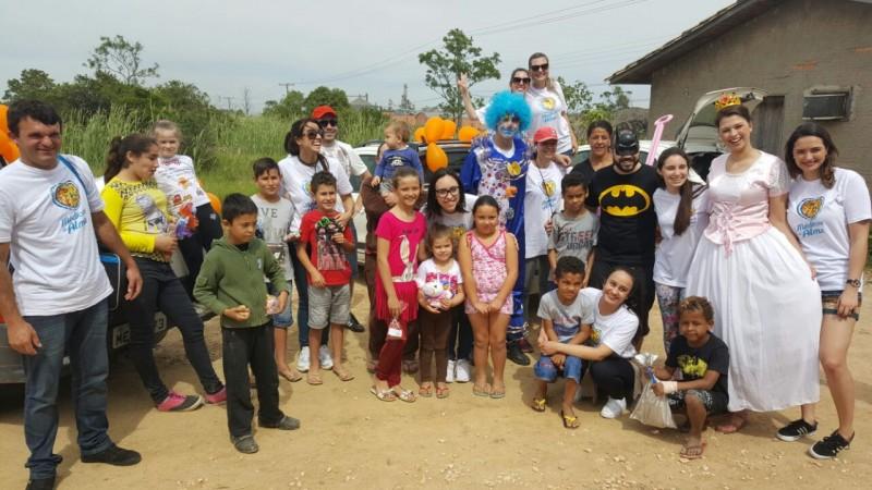 Médicos de Alma doam brinquedos para crianças carentes 