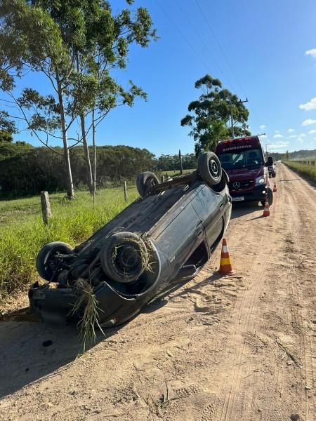 Mulher fica ferida após capotamento de carro em Jaguaruna