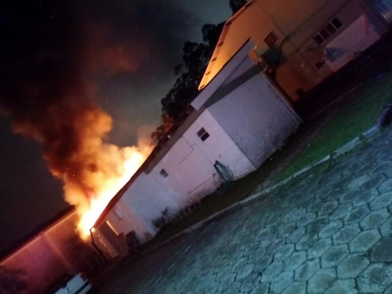 Pavilhão de empresa em Cocal do Sul é destruído por incêndio