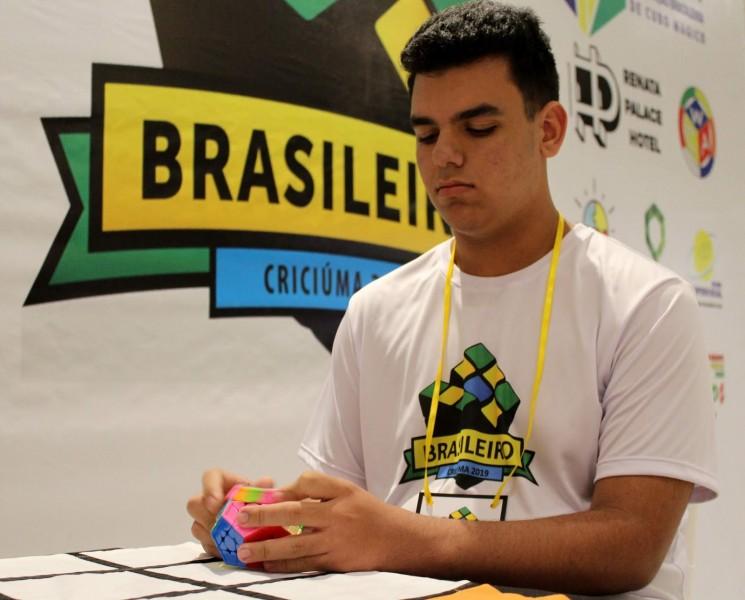 Competidor do Sul de Santa Catarina bate recorde nacional no cubo mágico