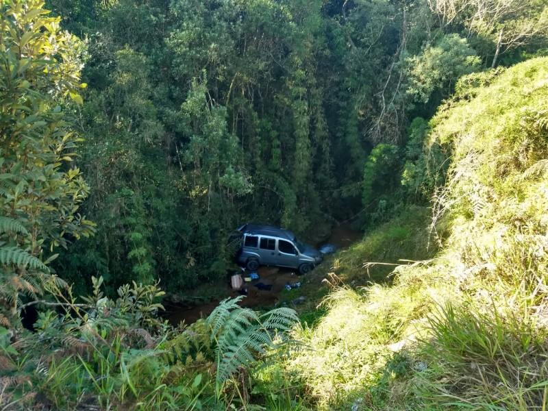 Motorista perde o controle do veículo e cai em ribanceira em Lauro Müller