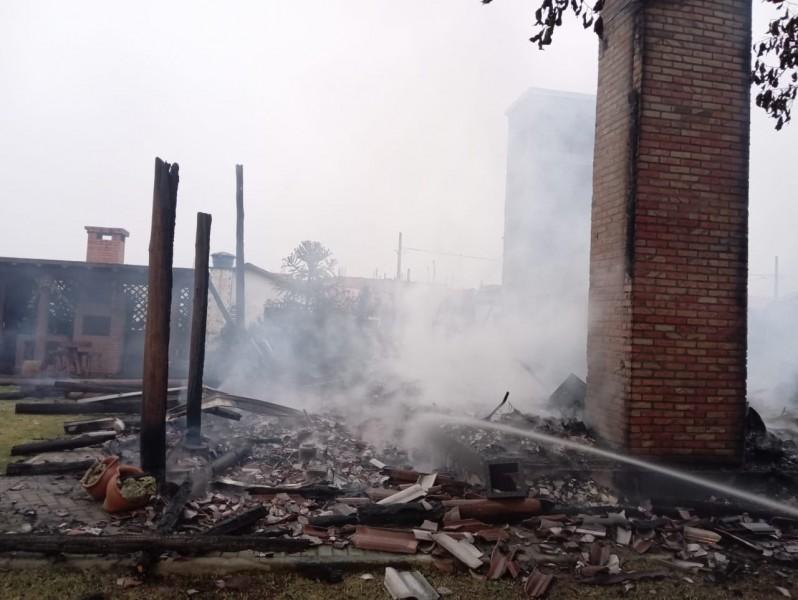 Casa é consumida por incêndio em Balneário Gaivota