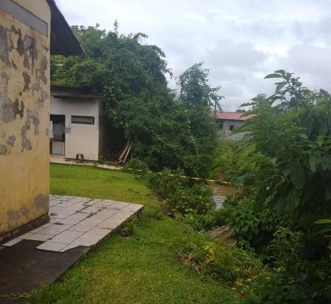 Deslizamento de terra provoca queda de muro em casa no bairro Santa Bárbara
