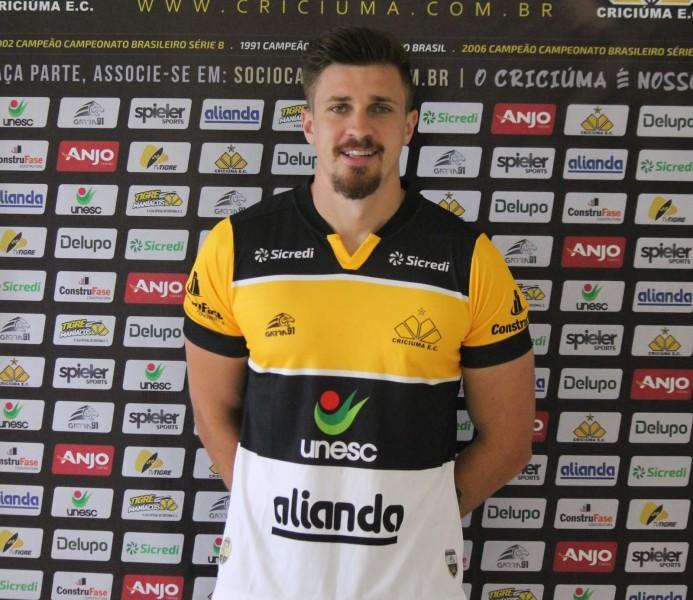 Criciúma apresenta oficialmente o zagueiro Henrique