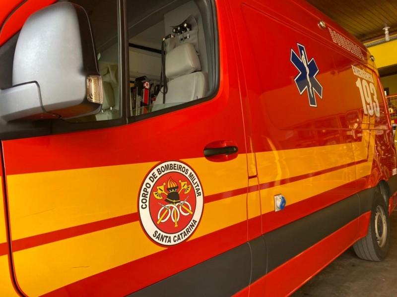 Criança se afoga ao cair em piscina e é encaminhada ao hospital