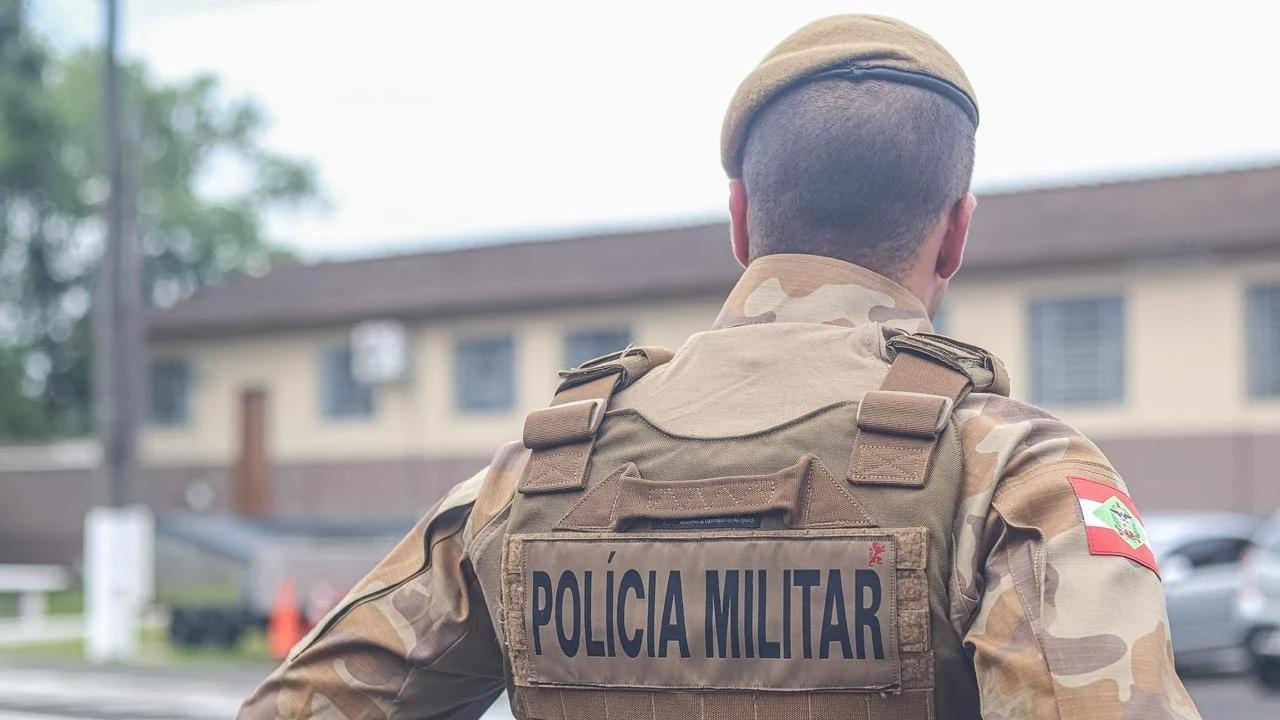 Jovem de tornozeleira eletrônica levanta suspeita de policiais e acaba preso em Criciúma