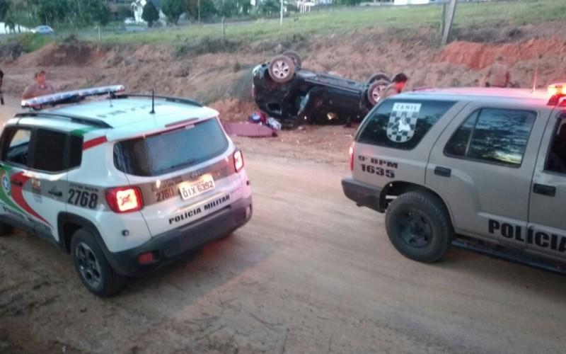 Perseguição termina em capotamento, apreensão de revólver e dois detidos 