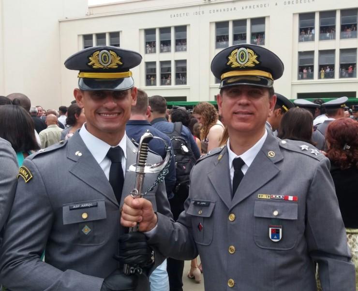 O amor pelo militarismo: filho herda a profissão do pai 