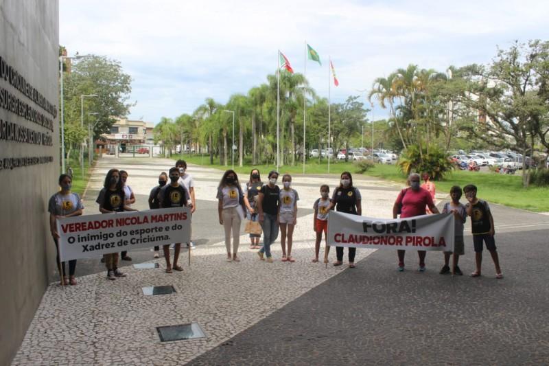 Pais e atletas protestam contra troca do comando técnico da equipe de xadrez de Criciúma