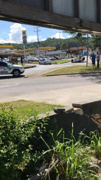 Veículo capota após colisão na rótula do São Luiz, em Criciúma