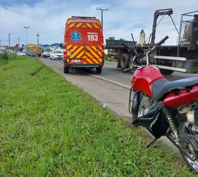 Colisão entre moto e caminhão deixa jovem ferido em Içara