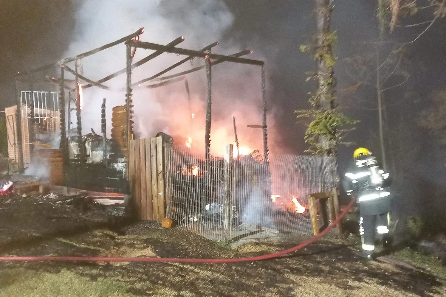 Edícula de residência é destruída por incêndio em Criciúma