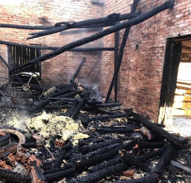 Depósito é destruído por incêndio em Timbé do Sul