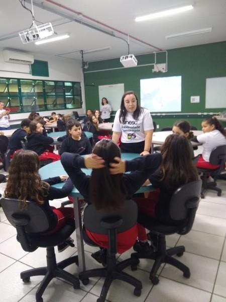 Projeto da Unesc leva conscientização sobre o lixo marinho à escolas da região