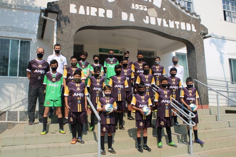 Bairro da Juventude recebe uniformes do projeto Anjos do Futsal