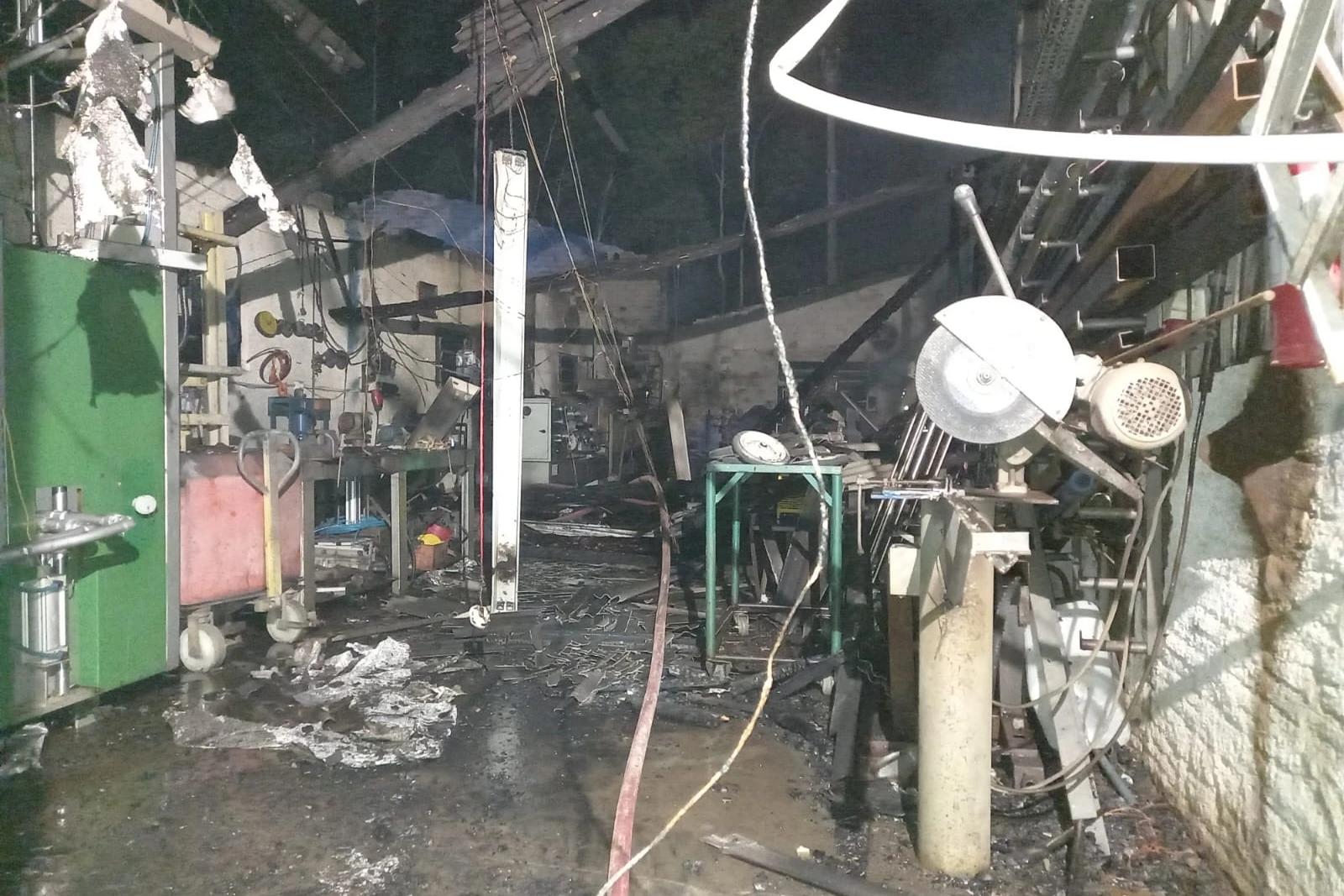 Incêndio destrói empresa de baterias na BR-101 em Sangão