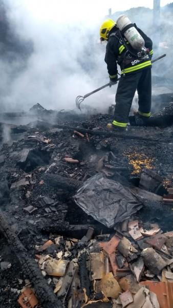 Incêndio atinge residência de madeira em Tubarão