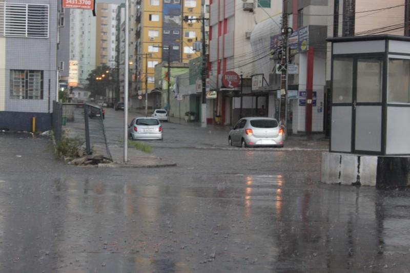Mudança de tempo alaga ruas de Criciúma e destrói telhado de igreja