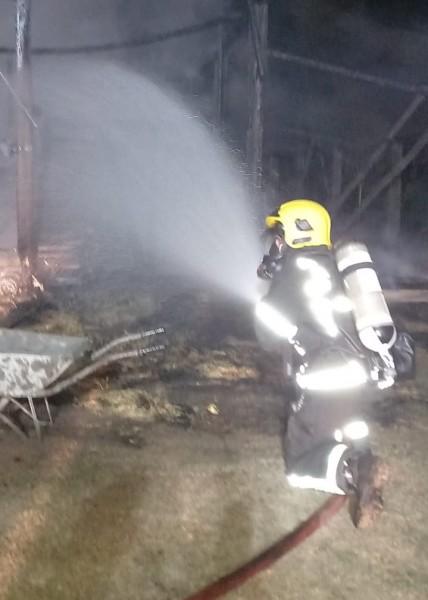 Galpão de madeira é destruído por incêndio em Gravatal
