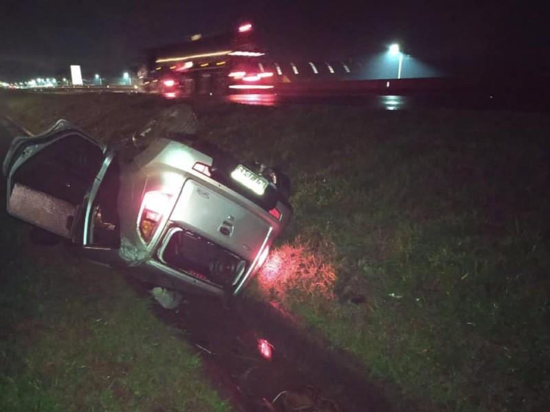 Motorista perde o controle da direção, sai da pista e capota veículo na BR-101 em Sangão