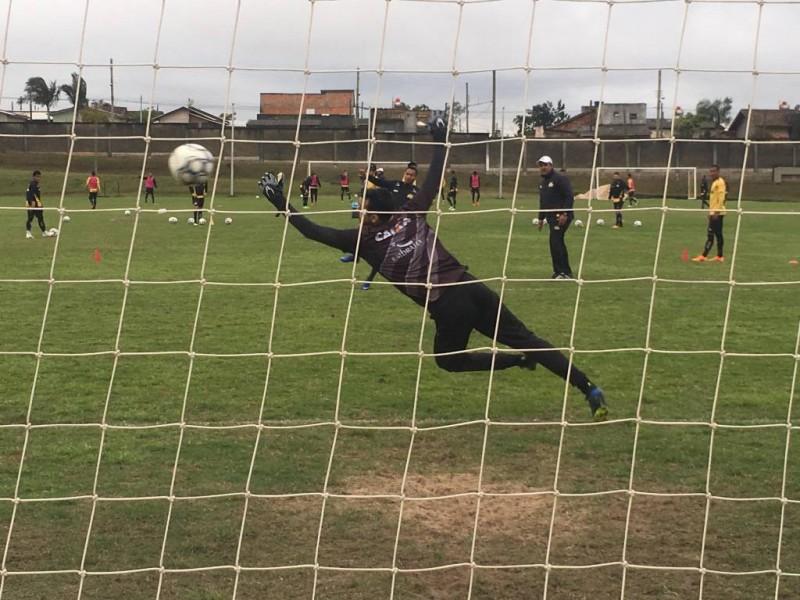Mazola surpreende e coloca Fábio Ferreira no meio