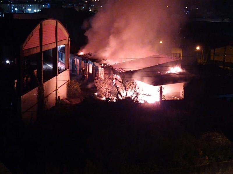 Bombeiros combatem incêndio na Próspera