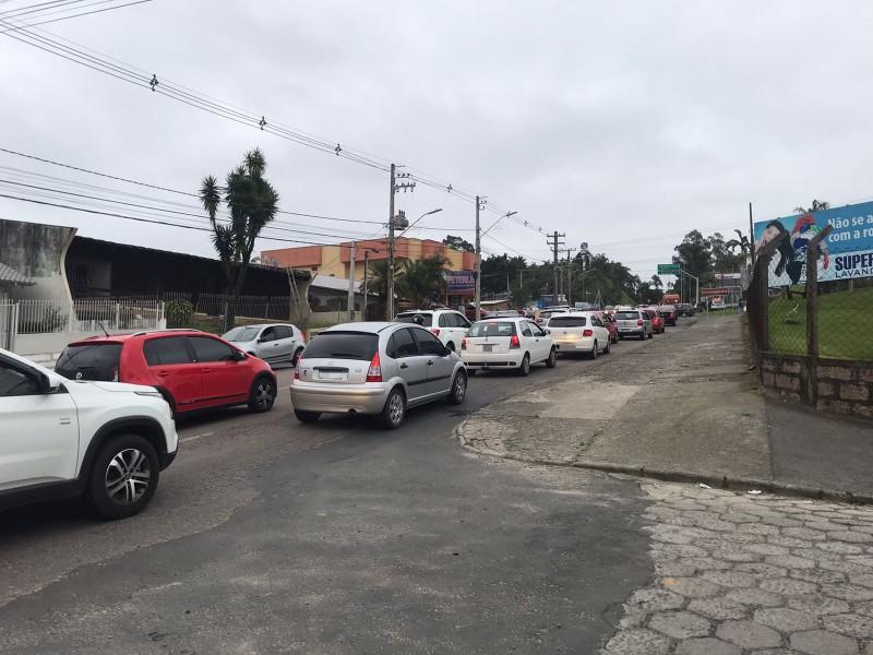 Colisão deixa trânsito lento na Avenida Álvaro Catão em Criciúma