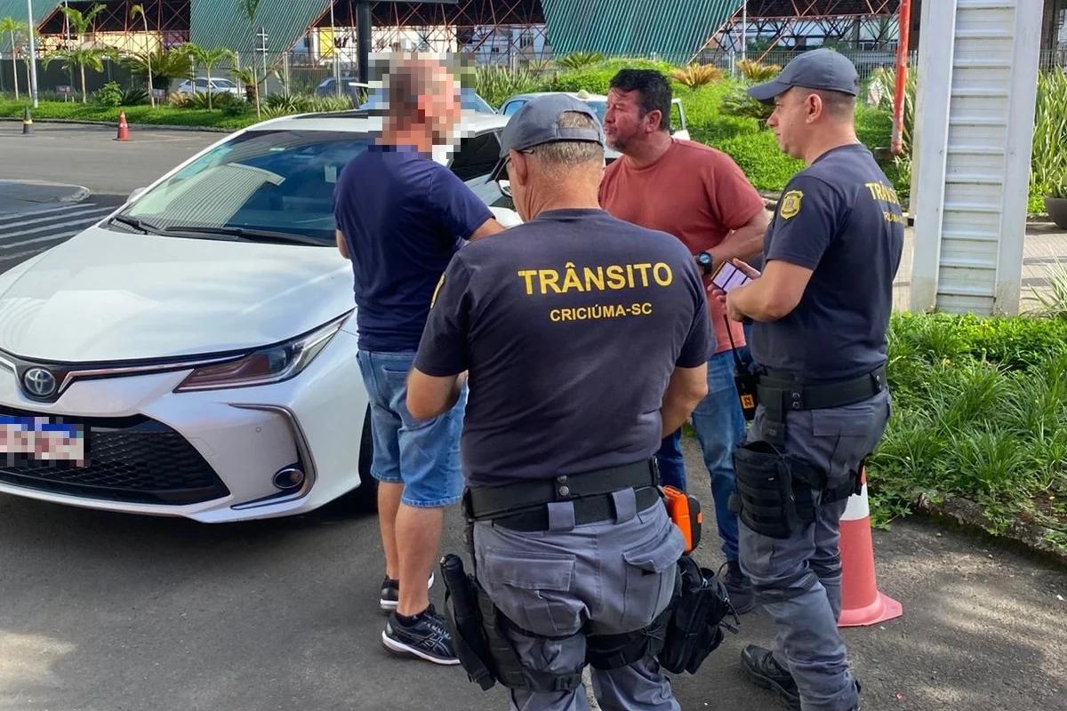 Força-tarefa da DTT aborda mais de 20 taxistas em Criciúma