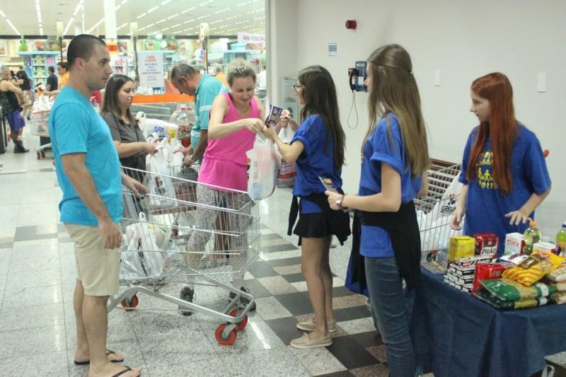 Mercado Solidário ocorre neste sábado em cinco supermercados