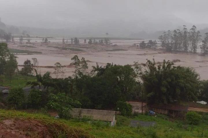 Chuva faz nível de rios subir abruptamente em Jacinto Machado e provoca transtornos no interior do município