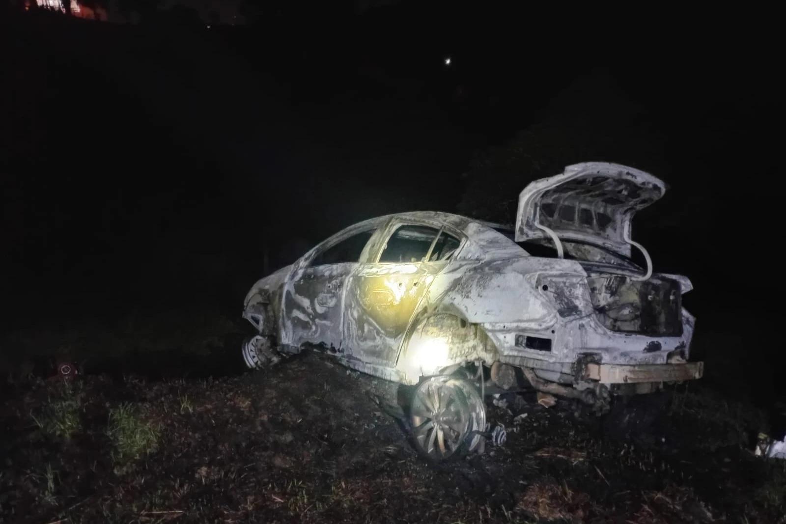 Carro cai em ribanceira e PM localiza homem inconsciente e ferido próximo ao local