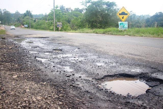 PMRv alerta motoristas sobre buracos na pista