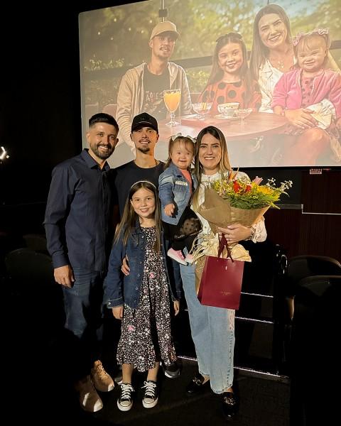 Shopping Della emociona ao prestar homenagem para vencedora da campanha Mãe: o maior amor do mundo
