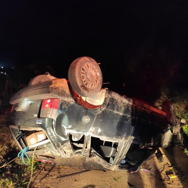 Motorista morre após ser arremessado para fora do carro em capotamento na SC-441 em Treze de Maio 