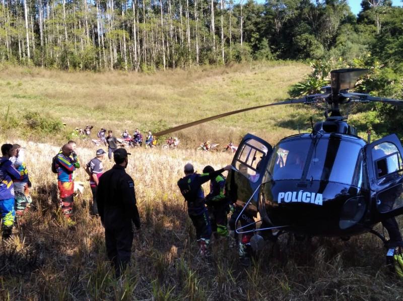 Homem tem grave fratura no braço após sofrer acidente durante trilha de moto