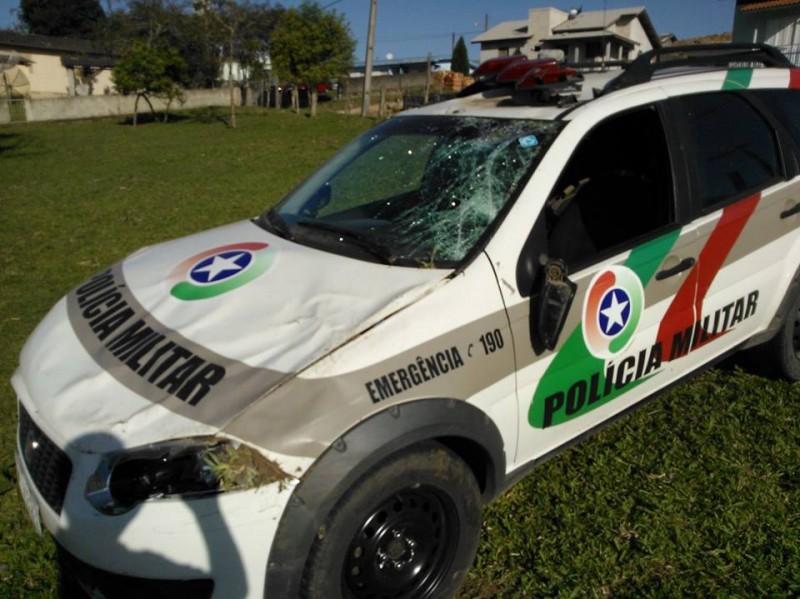 Em perseguição, PM capota viatura e policial é levado para hospital 