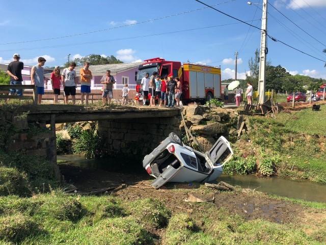 Motorista perde controle do carro e cai de ponte
