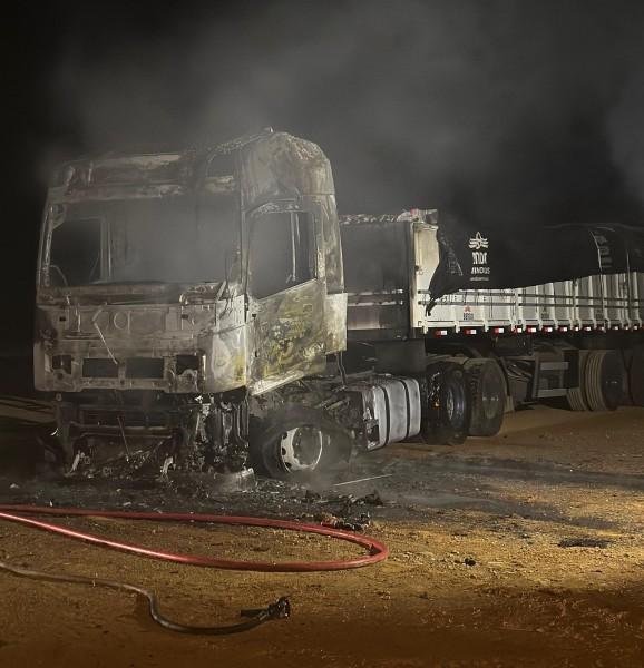 Caminhão é destruído por incêndio em Ermo