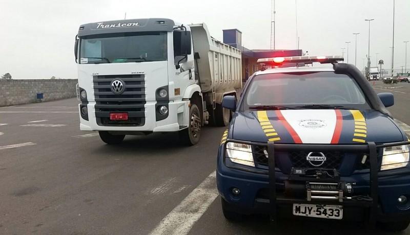 Caminhão é flagrado com mais de 14 mil kg de excesso de peso na BR-101