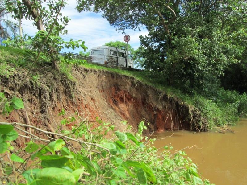 Trecho da margem do rio Araranguá cede na rua Rui Barbosa