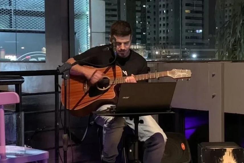 Entre palcos e salas de aula: a jornada musical de Raul Araújo