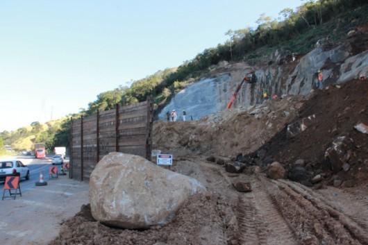 BR-101 Sul: trânsito interrompido nesta quinta-feira em Laguna