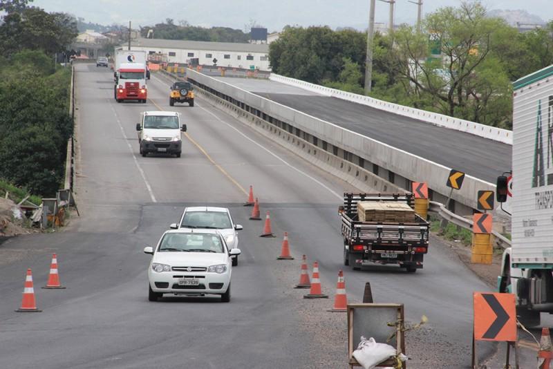 Trabalhos sobre a ponte da BR-101 continuam nesta quinta e sexta-feira